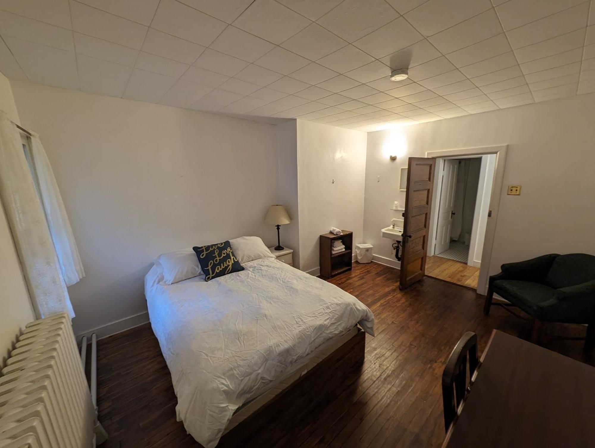 Pine Lodge Bristol エクステリア 写真