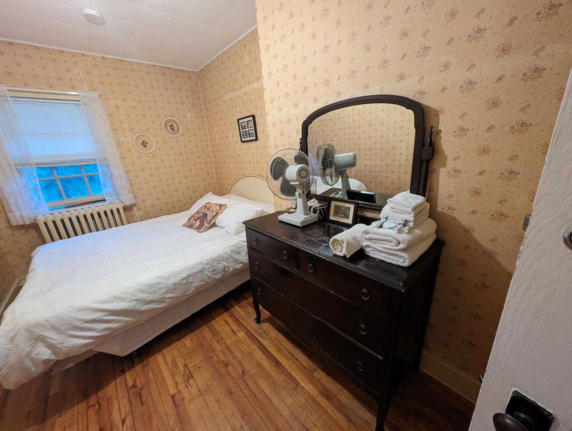 Pine Lodge Bristol エクステリア 写真