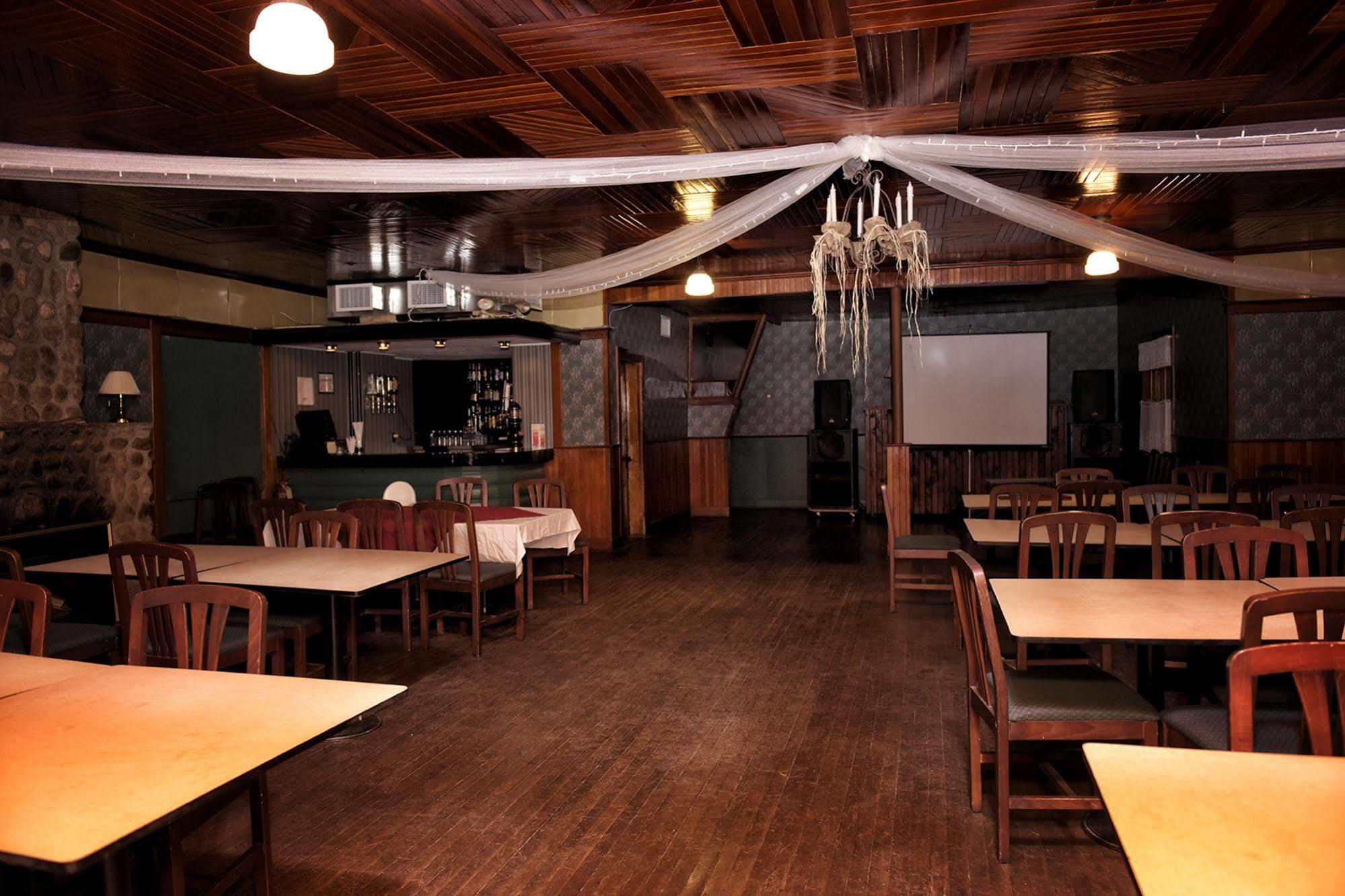 Pine Lodge Bristol エクステリア 写真