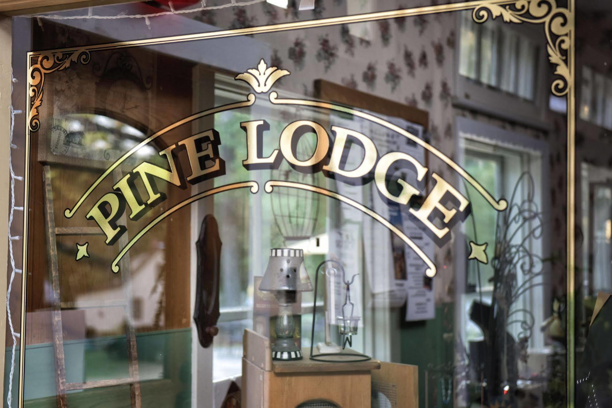 Pine Lodge Bristol エクステリア 写真