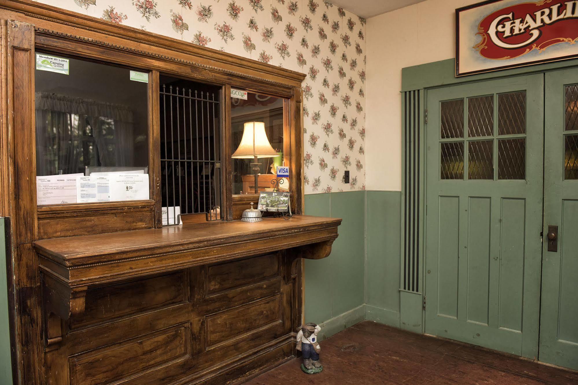 Pine Lodge Bristol エクステリア 写真